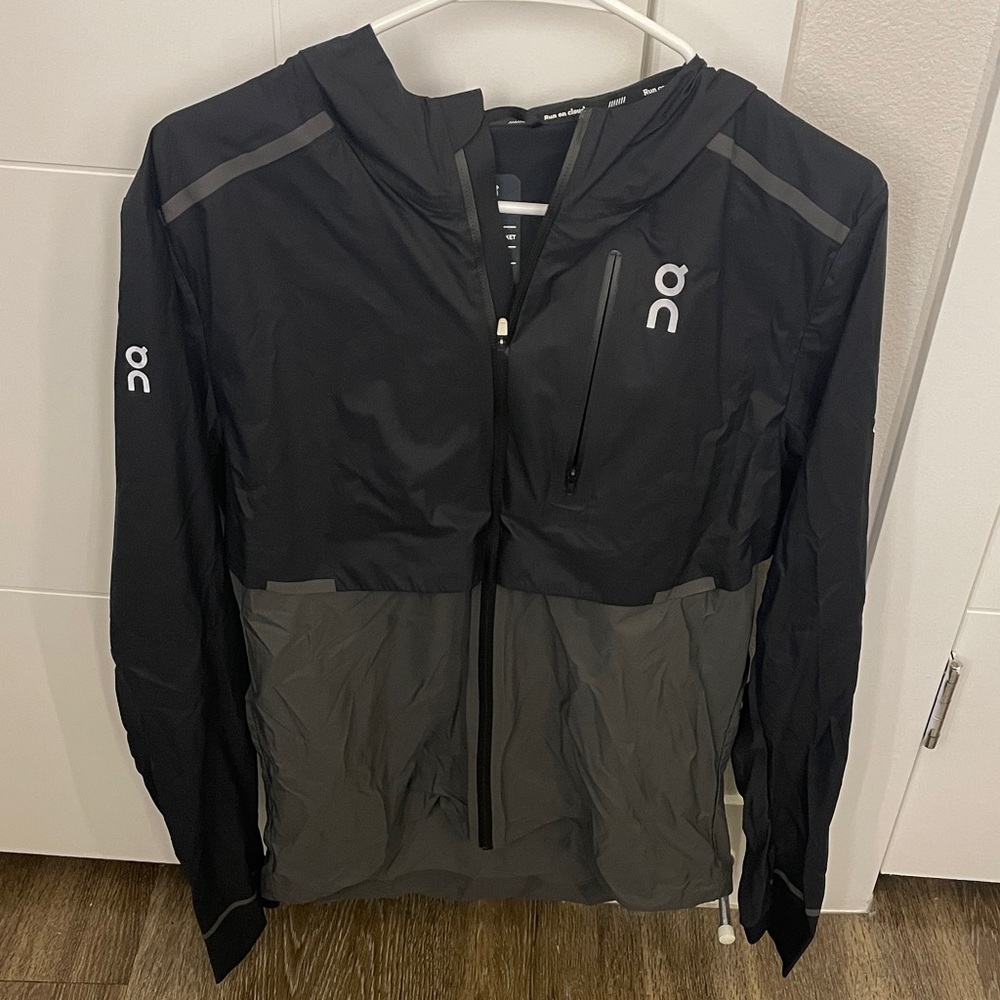 On Running Men's Black and Dark Gray Windbreaker